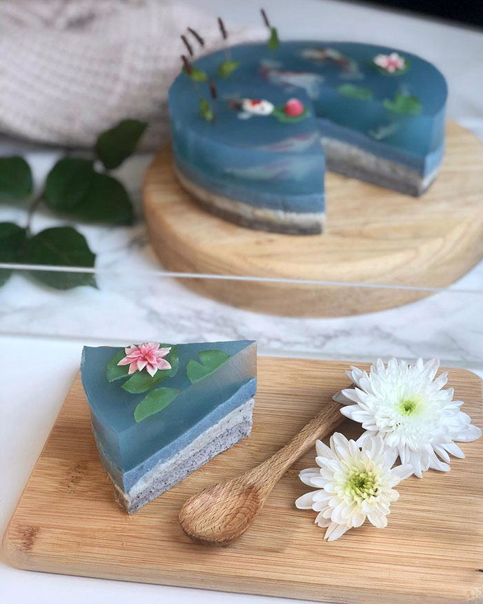 Woman Bakes Gorgeous Transparent Cake That Looks Like A Koi Pond