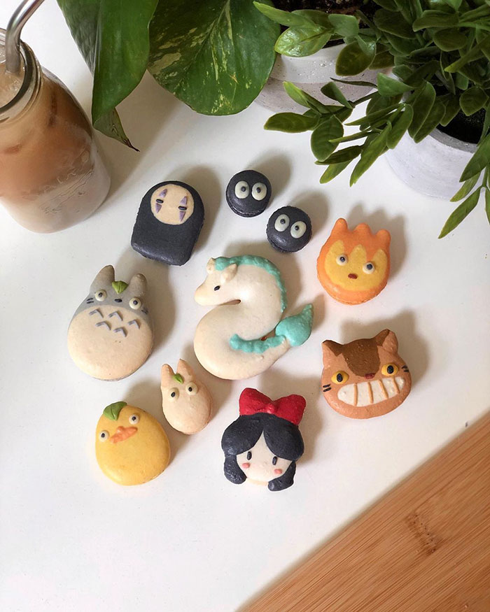 Woman Bakes Gorgeous Transparent Cake That Looks Like A Koi Pond Woman Bakes Gorgeous Transparent Cake That Looks Like A Koi Pond