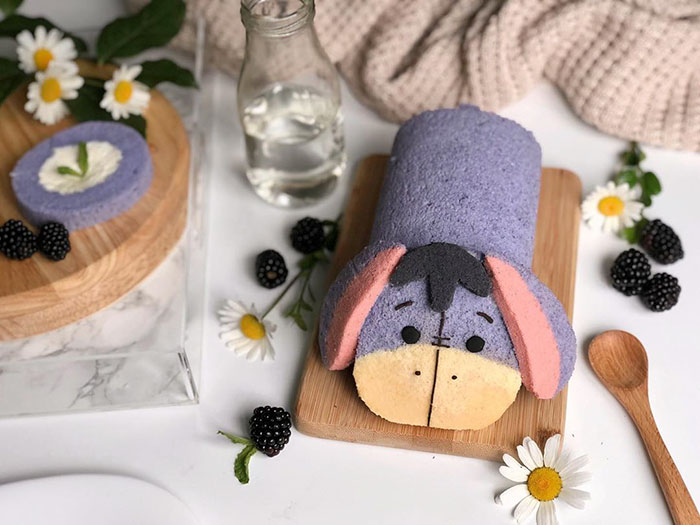 Woman Bakes Gorgeous Transparent Cake That Looks Like A Koi Pond