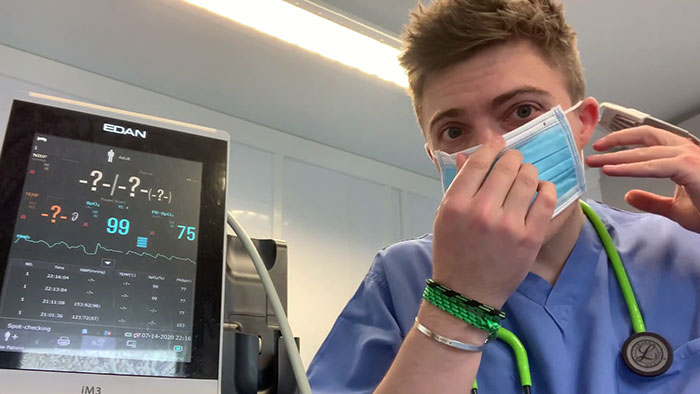 Doctor Puts On 6 Masks And Hooks Himself To An Oxygen Meter To Prove Anti-Maskers Are Talking Nonsense Doctor Puts On 6 Masks And Hooks Himself To An Oxygen Meter To Prove Anti-Maskers Are Talking Nonsense