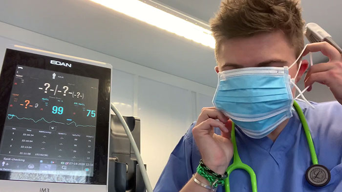 Doctor Puts On 6 Masks And Hooks Himself To An Oxygen Meter To Prove Anti-Maskers Are Talking Nonsense