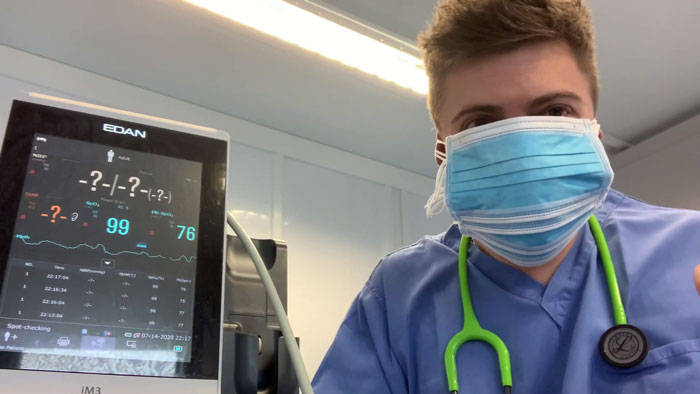 Doctor Puts On 6 Masks And Hooks Himself To An Oxygen Meter To Prove Anti-Maskers Are Talking Nonsense
