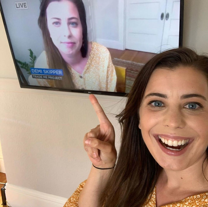 Woman Is On A Mission To Trade A Bobby Pin Until She Gets A House, And Here Are Her Trades So Far Woman Is On A Mission To Trade A Bobby Pin Until She Gets A House, And Here Are Her Trades So Far