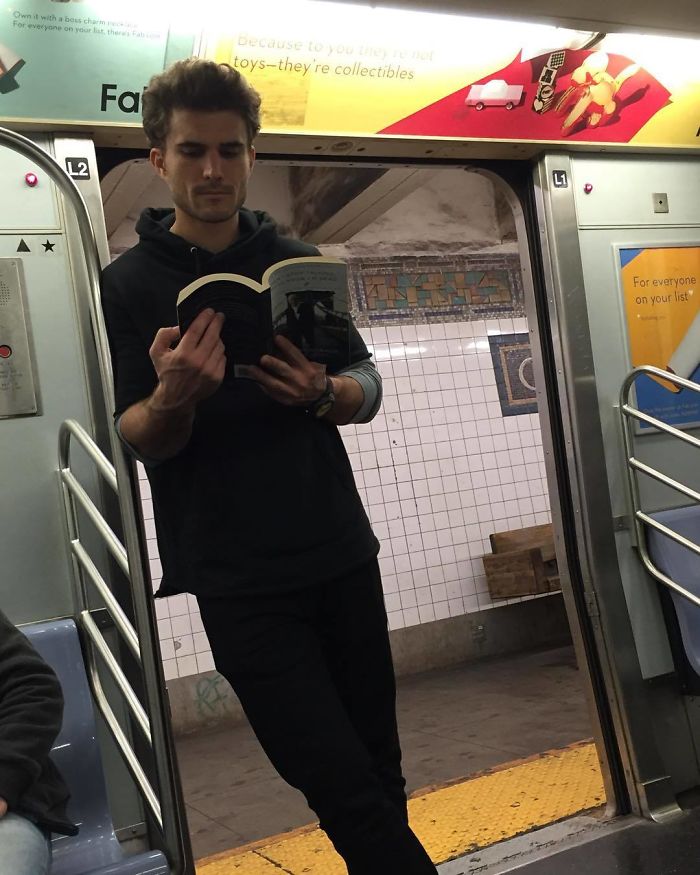 Instagram-Account-Shares-Hot-Dudes-Reading-Books