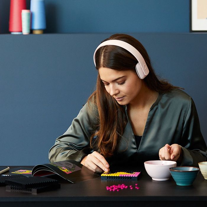 человек аудио. аудирование и слушание. прослушивание подкастов. человек за компьютером с наушниками. человек в наушниках за компьютером.