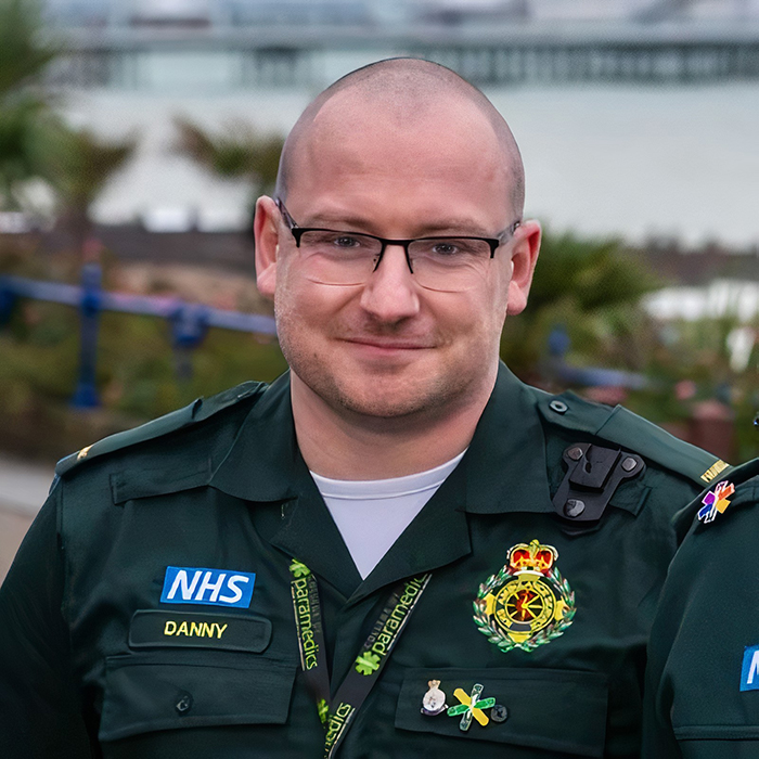 Paramedic Comes Up With A Simple But Brilliant Idea To Communicate With Hard Of Hearing People While Wearing A Face Mask