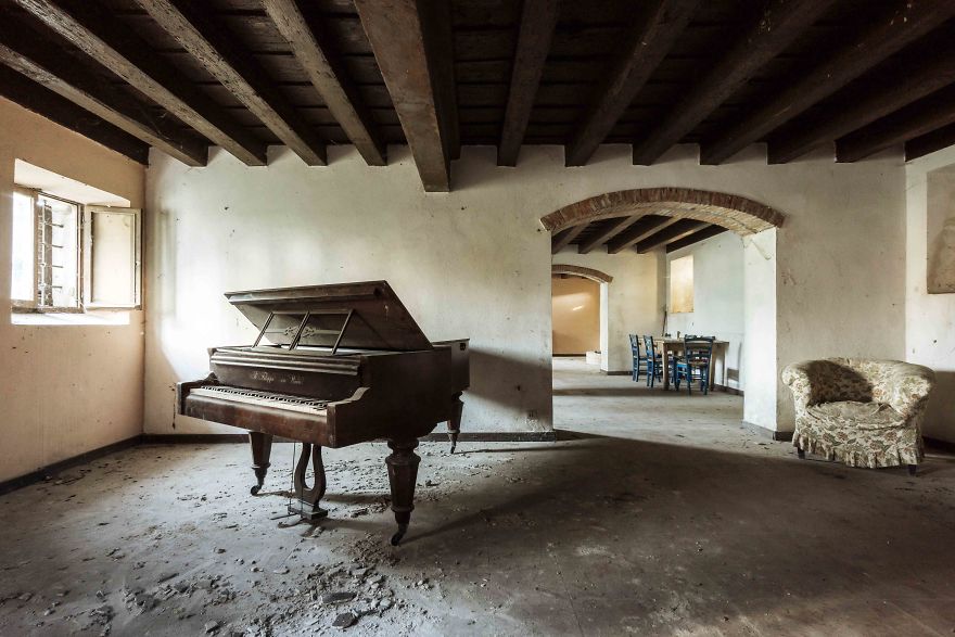 I Spent Over 10 Years Photographing Abandoned Pianos And Here Are The Best Photos I Took In Italy (9 Pics) I Spent Over 10 Years Photographing Abandoned Pianos And Here Are The Best Photos I Took In Italy (9 Pics)