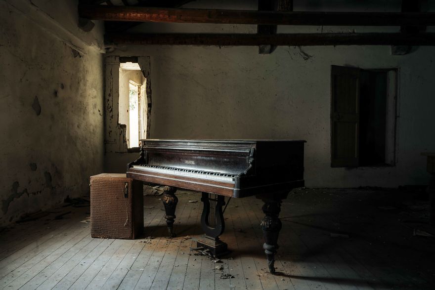 I Spent Over 10 Years Photographing Abandoned Pianos And Here Are The Best Photos I Took In Italy (9 Pics) I Spent Over 10 Years Photographing Abandoned Pianos And Here Are The Best Photos I Took In Italy (9 Pics)