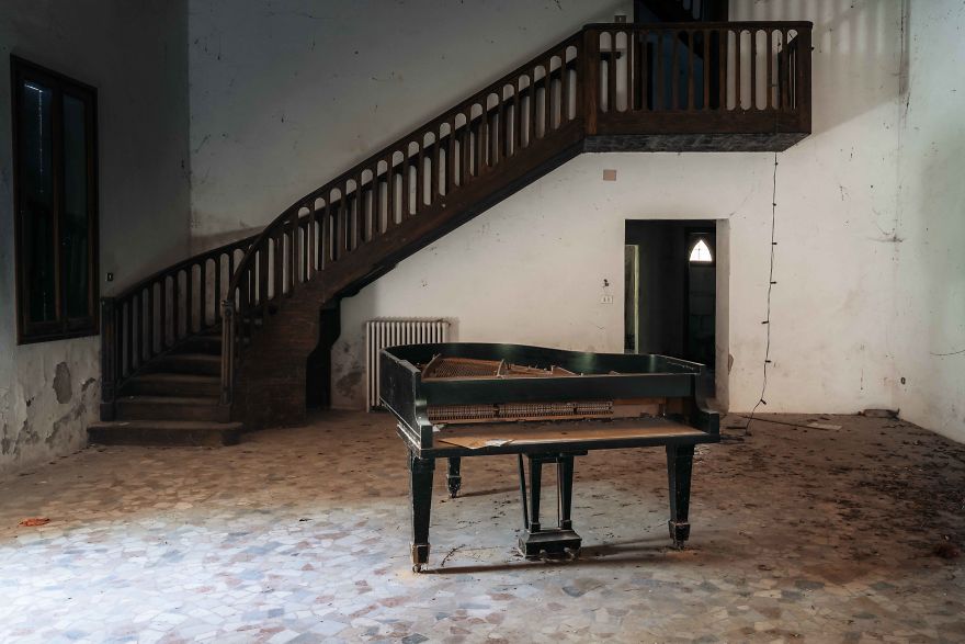 I Spent Over 10 Years Photographing Abandoned Pianos And Here Are The Best Photos I Took In Italy (9 Pics)