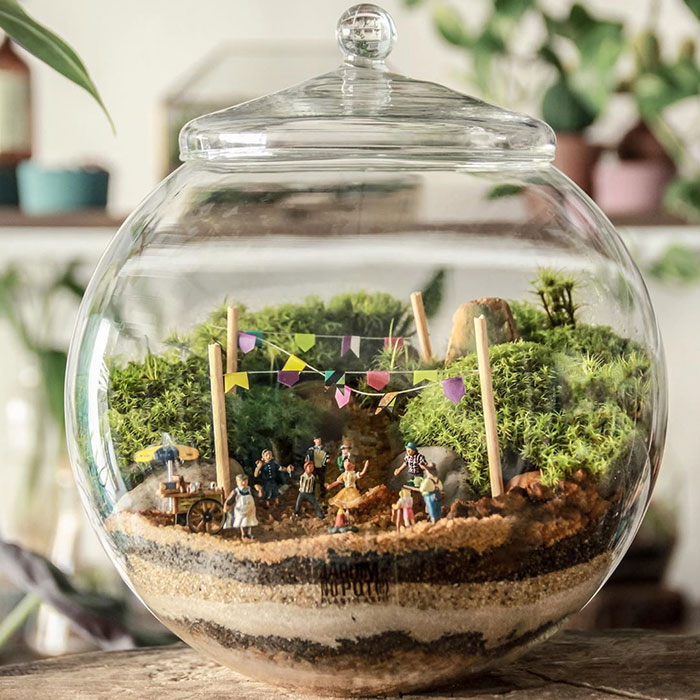 These Artists Put Micro, Self-Sustainable Ecosystems In Glass Containers (30 Pics)
