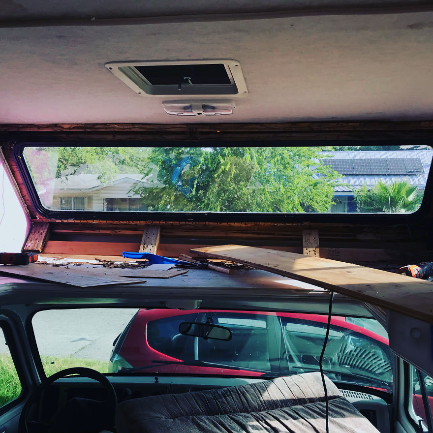 I Bought An Old 1995 RV, And Here's How I Transformed It Into A Beautiful Home For Me And Two Kittens That I Recently Adopted (21 Pics)