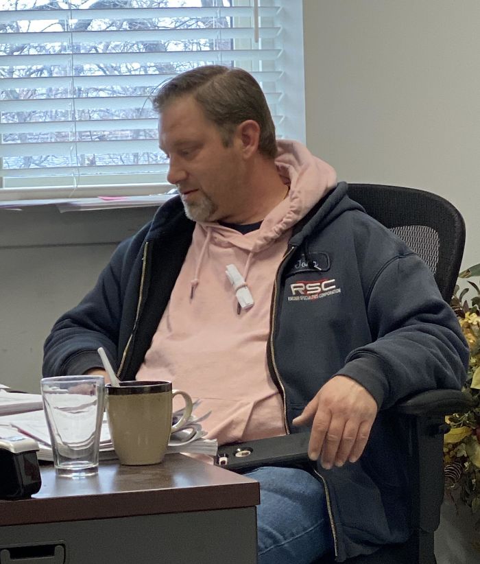 My Boss Ties Pieces Of Paper To His Hoodie So He Remembers To Look At It Later