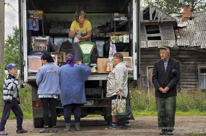 This Photographer Captures Everyday Life In Russia In Sincere Photographs (New Pics)