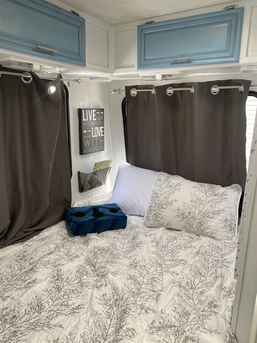 I Bought An Old 1995 RV, And Here's How I Transformed It Into A Beautiful Home For Me And Two Kittens That I Recently Adopted (21 Pics)