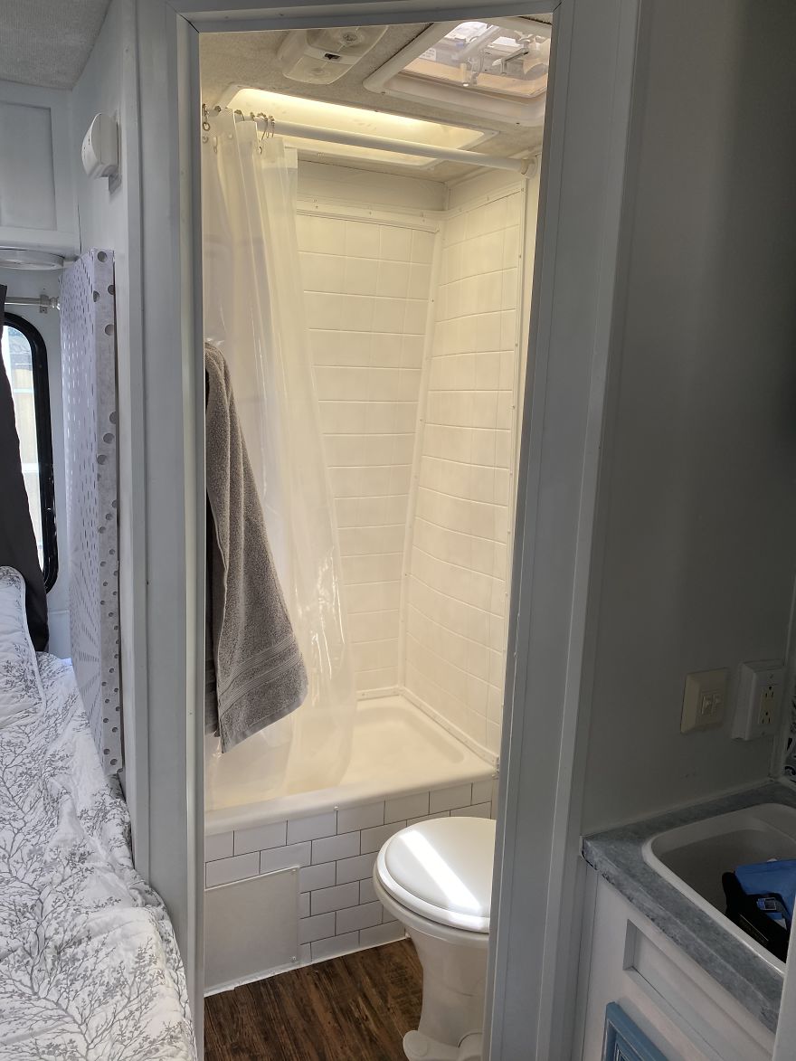 I Bought An Old 1995 RV, And Here's How I Transformed It Into A Beautiful Home For Me And Two Kittens That I Recently Adopted (21 Pics) I Bought An Old 1995 RV, And Here's How I Transformed It Into A Beautiful Home For Me And Two Kittens That I Recently Adopted (21 Pics)