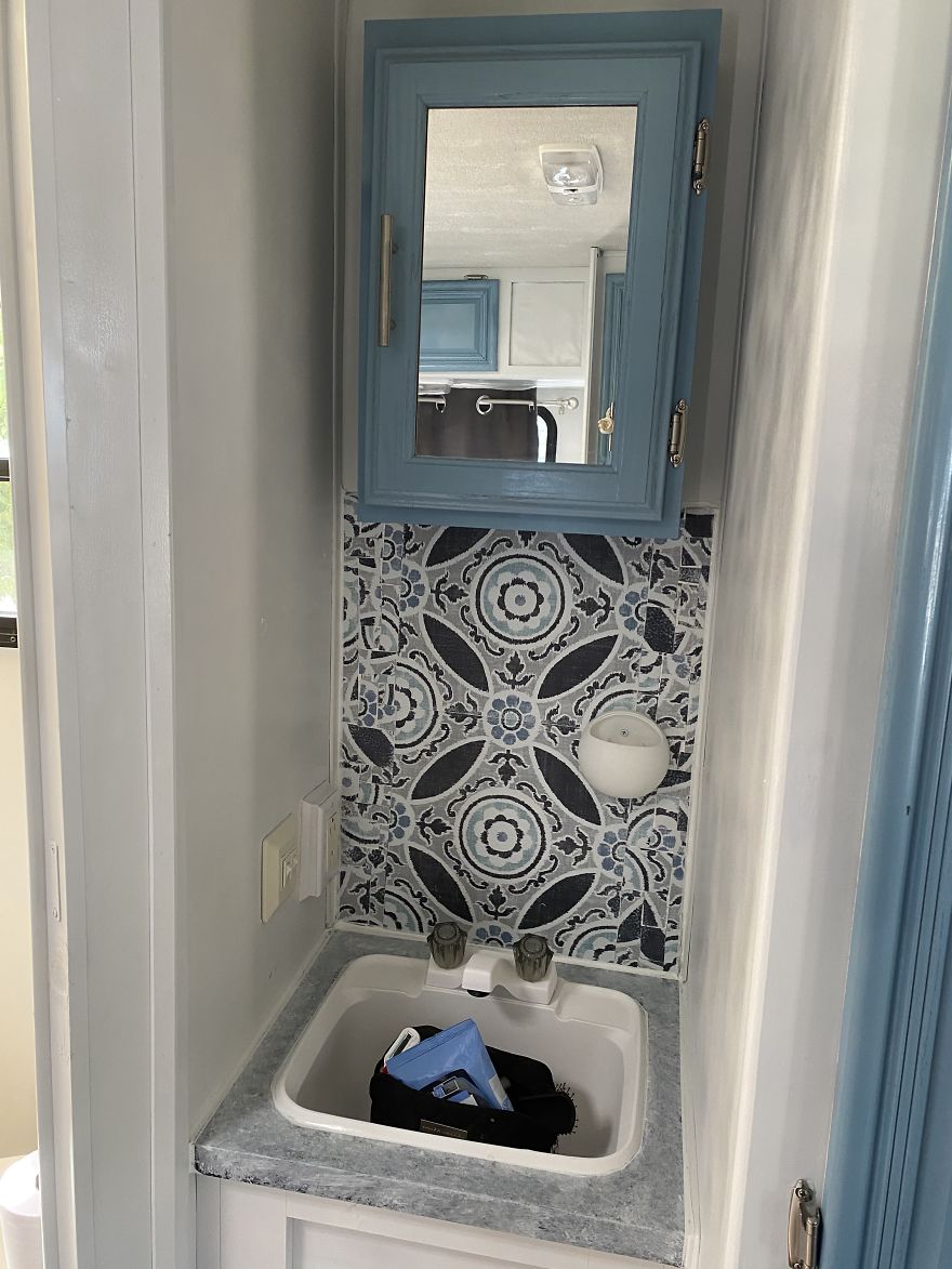 I Bought An Old 1995 RV, And Here's How I Transformed It Into A Beautiful Home For Me And Two Kittens That I Recently Adopted (21 Pics) I Bought An Old 1995 RV, And Here's How I Transformed It Into A Beautiful Home For Me And Two Kittens That I Recently Adopted (21 Pics)