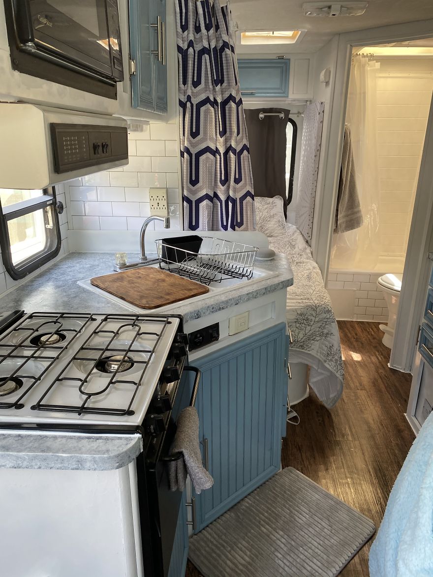 I Bought An Old 1995 RV, And Here's How I Transformed It Into A Beautiful Home For Me And Two Kittens That I Recently Adopted (21 Pics) I Bought An Old 1995 RV, And Here's How I Transformed It Into A Beautiful Home For Me And Two Kittens That I Recently Adopted (21 Pics)