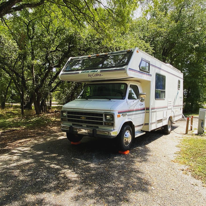 I Bought An Old 1995 RV, And Here's How I Transformed It Into A Beautiful Home For Me And Two Kittens That I Recently Adopted (21 Pics)