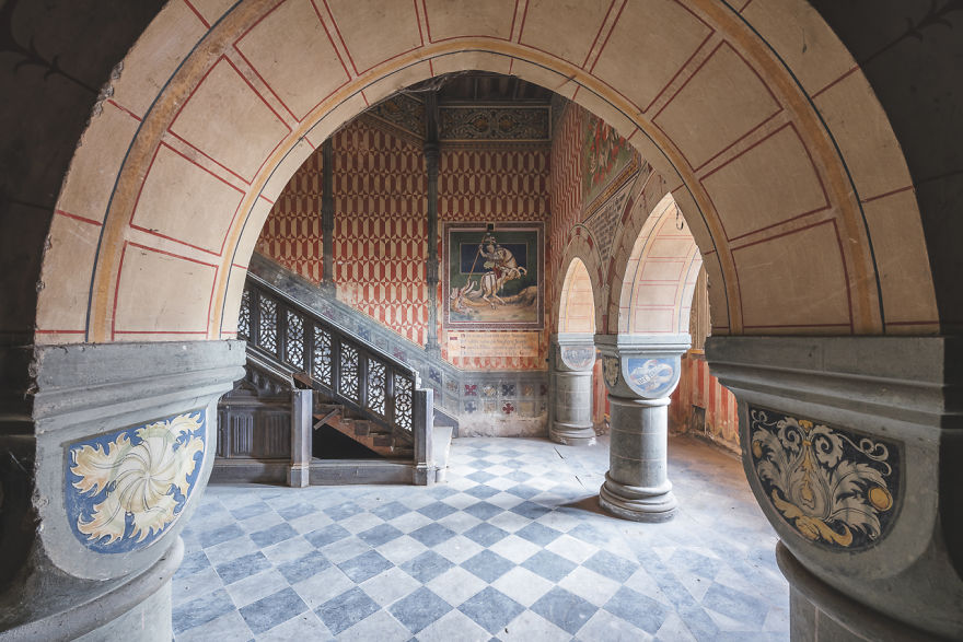 I Capture The Haunting Beauty Of This Abandoned Castle In Italy (40 Pics) I Capture The Haunting Beauty Of This Abandoned Castle In Italy (40 Pics)