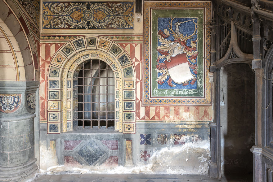 I Capture The Haunting Beauty Of This Abandoned Castle In Italy (40 Pics) I Capture The Haunting Beauty Of This Abandoned Castle In Italy (40 Pics)