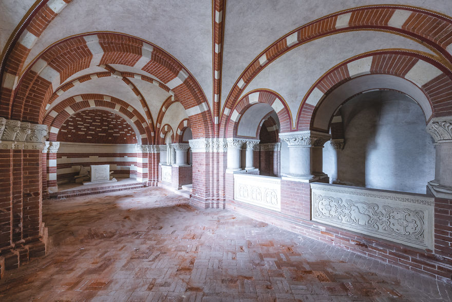 I Capture The Haunting Beauty Of This Abandoned Castle In Italy (40 Pics)