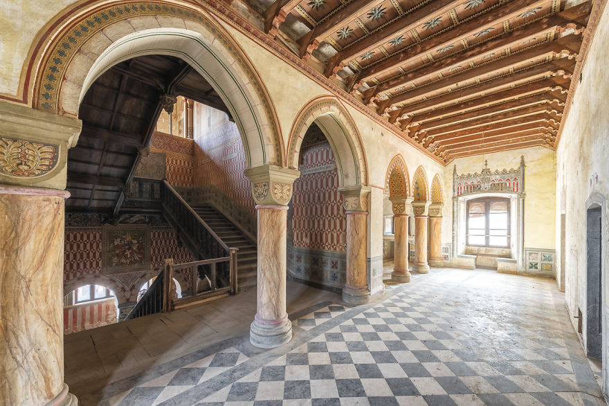 I Capture The Haunting Beauty Of This Abandoned Castle In Italy (40 Pics) I Capture The Haunting Beauty Of This Abandoned Castle In Italy (40 Pics)