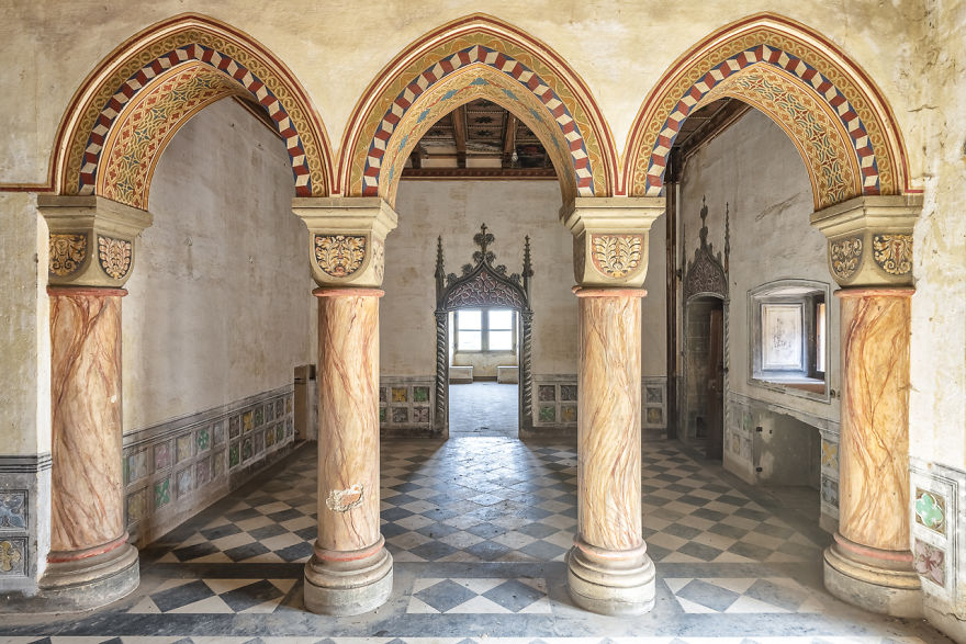 I Capture The Haunting Beauty Of This Abandoned Castle In Italy (40 Pics) I Capture The Haunting Beauty Of This Abandoned Castle In Italy (40 Pics)