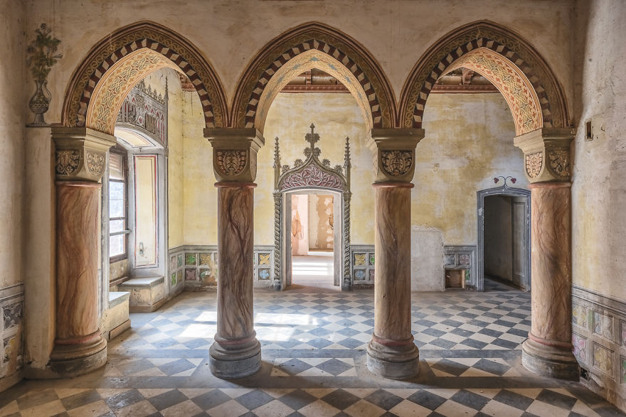 I Capture The Haunting Beauty Of This Abandoned Castle In Italy (40 Pics) I Capture The Haunting Beauty Of This Abandoned Castle In Italy (40 Pics)
