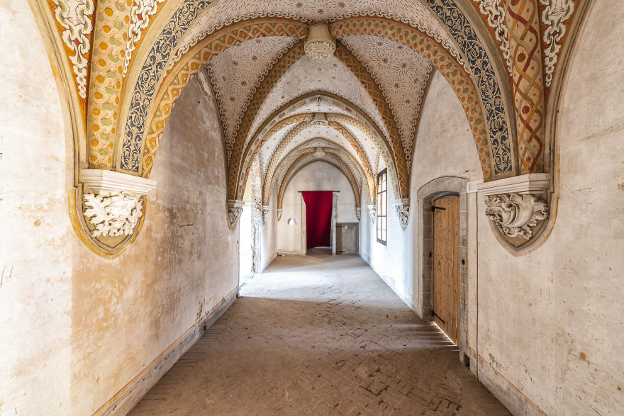 I Capture The Haunting Beauty Of This Abandoned Castle In Italy (40 Pics) I Capture The Haunting Beauty Of This Abandoned Castle In Italy (40 Pics)