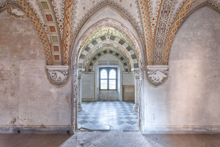 I Capture The Haunting Beauty Of This Abandoned Castle In Italy (40 Pics) I Capture The Haunting Beauty Of This Abandoned Castle In Italy (40 Pics)