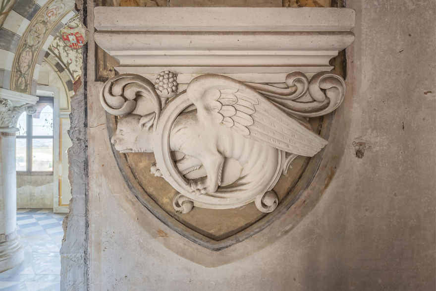 I Capture The Haunting Beauty Of This Abandoned Castle In Italy (40 Pics)