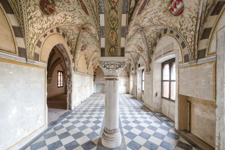 I Capture The Haunting Beauty Of This Abandoned Castle In Italy (40 Pics) I Capture The Haunting Beauty Of This Abandoned Castle In Italy (40 Pics)