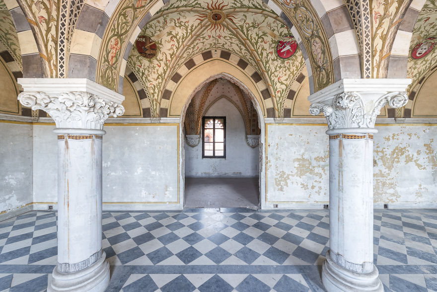 I Capture The Haunting Beauty Of This Abandoned Castle In Italy (40 Pics) I Capture The Haunting Beauty Of This Abandoned Castle In Italy (40 Pics)
