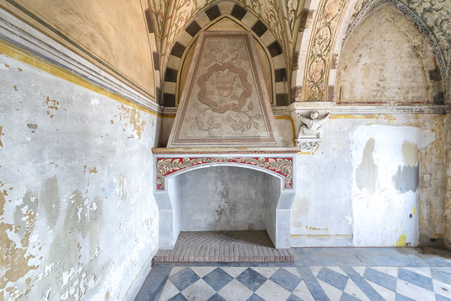 I Capture The Haunting Beauty Of This Abandoned Castle In Italy (40 Pics) I Capture The Haunting Beauty Of This Abandoned Castle In Italy (40 Pics)
