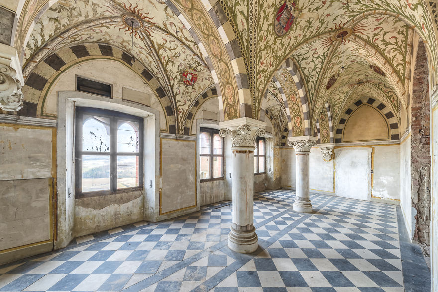 I Capture The Haunting Beauty Of This Abandoned Castle In Italy (40 Pics) I Capture The Haunting Beauty Of This Abandoned Castle In Italy (40 Pics)