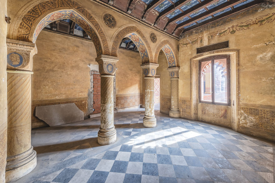 I Capture The Haunting Beauty Of This Abandoned Castle In Italy (40 Pics) I Capture The Haunting Beauty Of This Abandoned Castle In Italy (40 Pics)