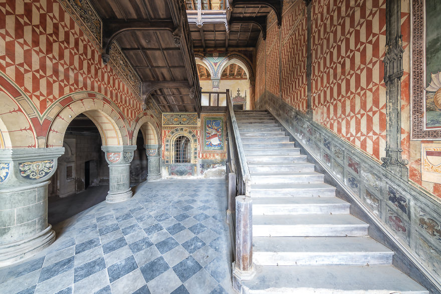 I Capture The Haunting Beauty Of This Abandoned Castle In Italy (40 Pics) I Capture The Haunting Beauty Of This Abandoned Castle In Italy (40 Pics)