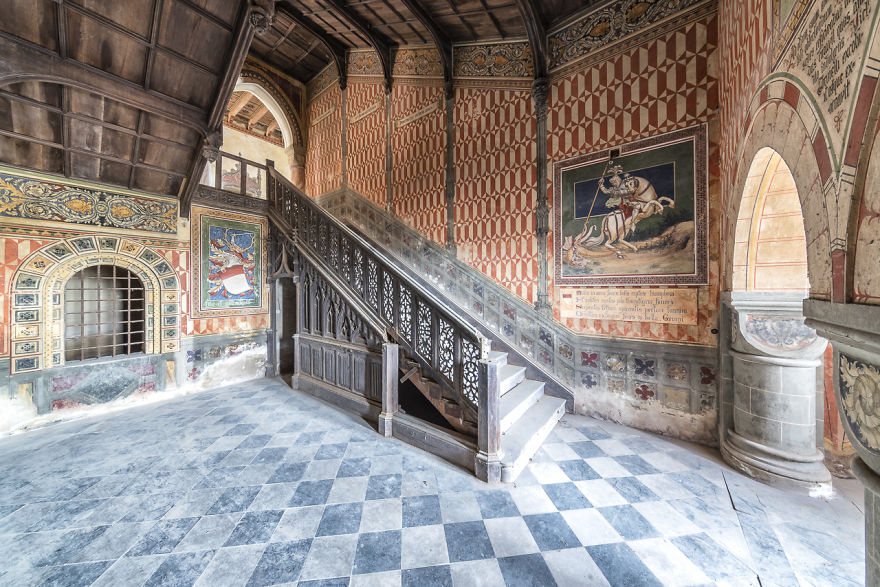 I Capture The Haunting Beauty Of This Abandoned Castle In Italy (40 Pics) I Capture The Haunting Beauty Of This Abandoned Castle In Italy (40 Pics)