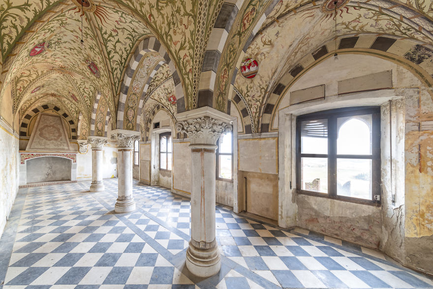 I Capture The Haunting Beauty Of This Abandoned Castle In Italy (40 Pics)