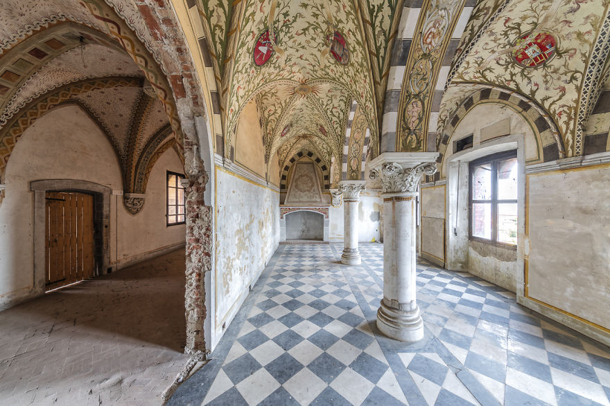 I Capture The Haunting Beauty Of This Abandoned Castle In Italy (40 Pics) I Capture The Haunting Beauty Of This Abandoned Castle In Italy (40 Pics)