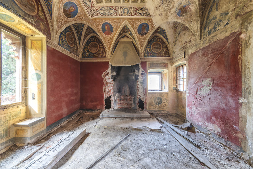 I Capture The Haunting Beauty Of This Abandoned Castle In Italy (40 Pics) I Capture The Haunting Beauty Of This Abandoned Castle In Italy (40 Pics)