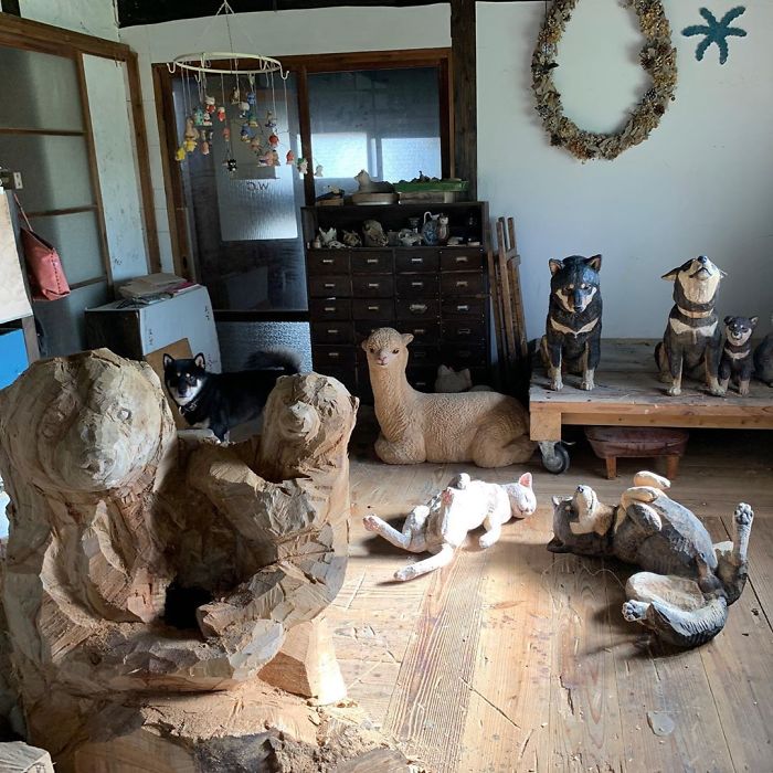 Cute Video Shows Dog Trying To Blend In Between Animal Sculptures Cute Video Shows Dog Trying To Blend In Between Animal Sculptures