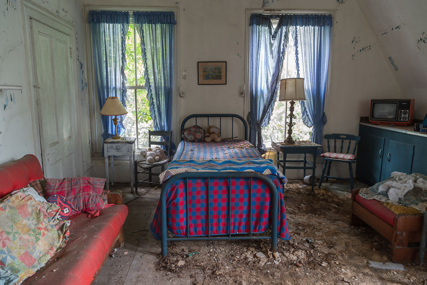 Our 13 Photos Of An Abandoned Georgian House That Was Renovated And Then Burnt By Lightning