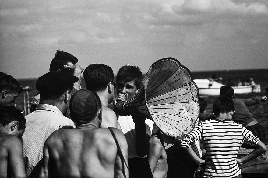 Centuries ago people. Henri Cartier-Bresson. Человек рождения 1928 года. Фото своих небросаем. Мужик черти и ангелы старые фото.