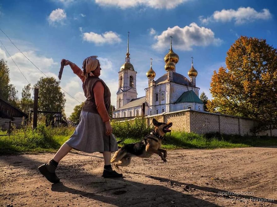 This Photographer Captures Everyday Life In Russia In Sincere Photographs (New Pics)
