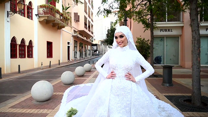 Photographer Captures The Exact Moment Of The Beirut Explosion In This Wedding Photoshoot Photographer Captures The Exact Moment Of The Beirut Explosion In This Wedding Photoshoot
