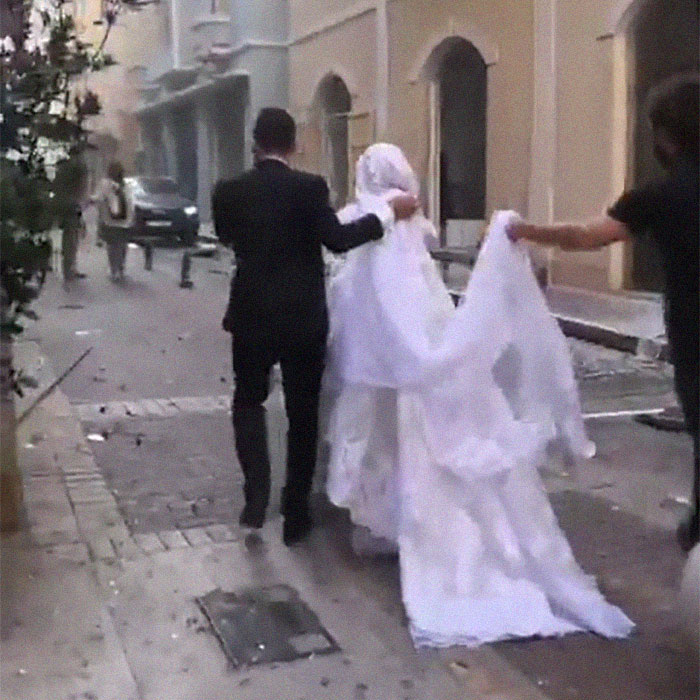 Photographer Captures The Exact Moment Of The Beirut Explosion In This Wedding Photoshoot Photographer Captures The Exact Moment Of The Beirut Explosion In This Wedding Photoshoot