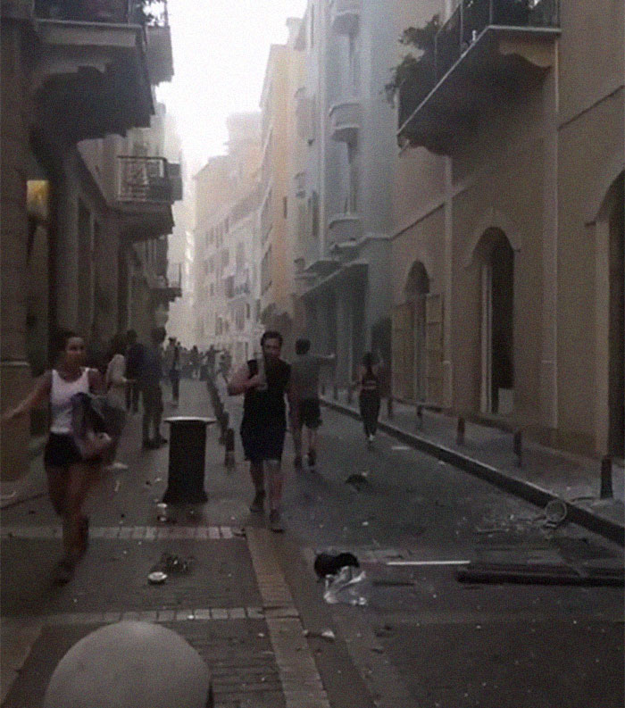 Photographer Captures The Exact Moment Of The Beirut Explosion In This Wedding Photoshoot Photographer Captures The Exact Moment Of The Beirut Explosion In This Wedding Photoshoot