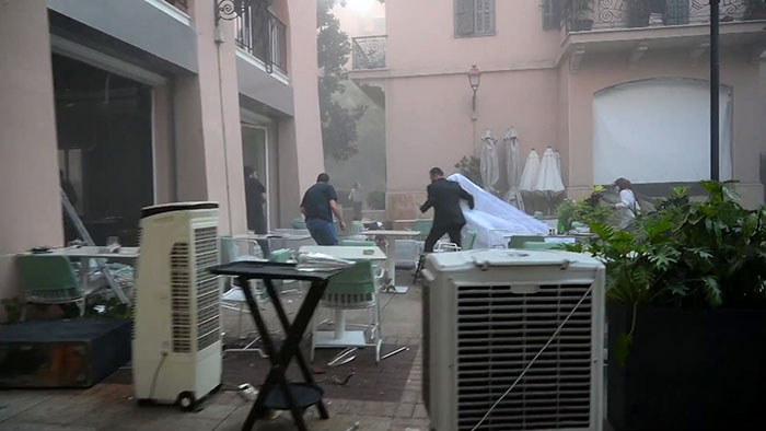 Photographer Captures The Exact Moment Of The Beirut Explosion In This Wedding Photoshoot Photographer Captures The Exact Moment Of The Beirut Explosion In This Wedding Photoshoot
