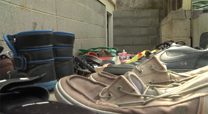 This Cat Loves Stealing His Neighbors' Shoes So Much, His Owner Even Created A Facebook Group To Return Them This Cat Loves Stealing His Neighbors' Shoes So Much, His Owner Even Created A Facebook Group To Return Them